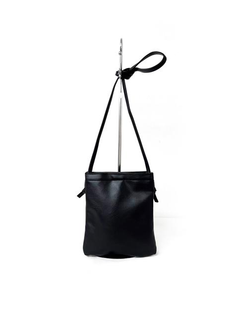 003189200 / ナチュラル合皮　合皮　あおりショルダーバッグM　全4カラー　ｸﾛ