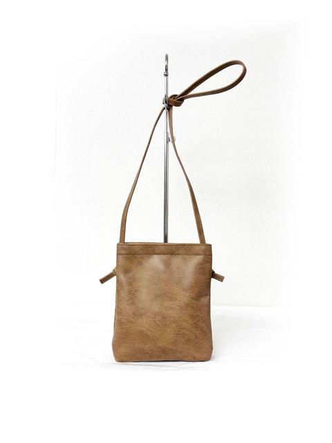 003189200 / ナチュラル合皮　合皮　あおりショルダーバッグM　全4カラー　ﾍﾞｰｼﾞｭ