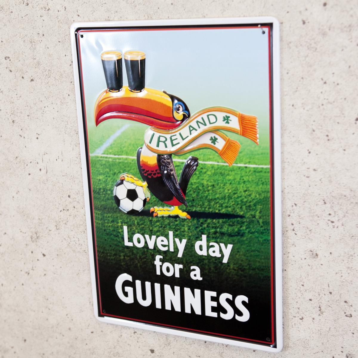 アンティークメタルエンボスプレート　S [GUINNESS SOCCER]