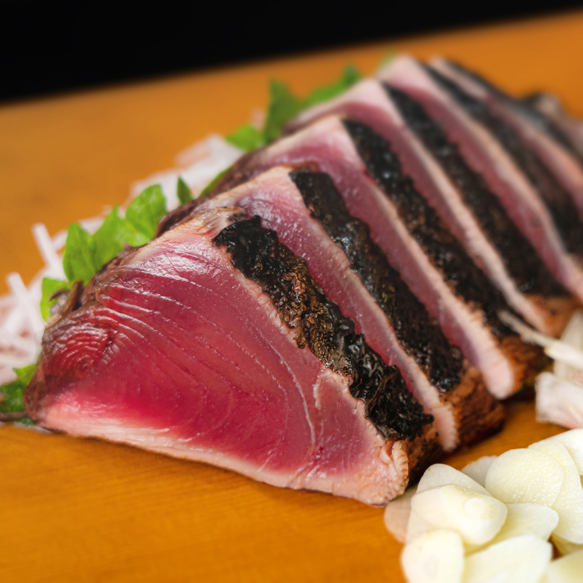 地元高知人も、これは美味い！とうならせる！一本釣り地鰹の藁焼きタタキ（旬凍）