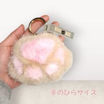 手のひらサイズ　ふわもこネコの手マスコットキーリング