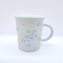 九谷焼マグカップ／花ちらしブルー