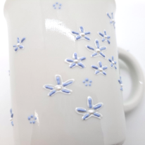 九谷焼マグカップ／花ちらしブルー